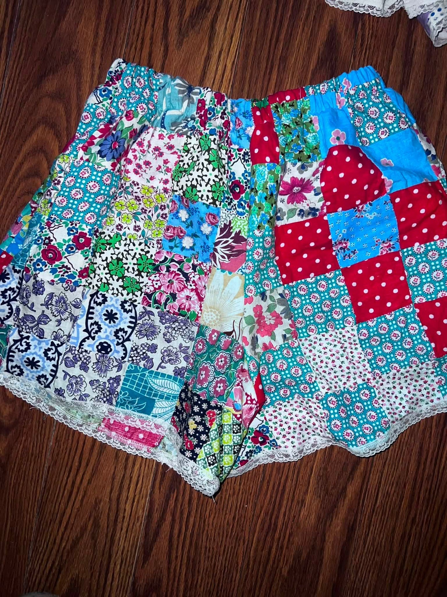 Vintage FEEDSACK Fabric Patchwork Quilt l Elastic Waist Shorts